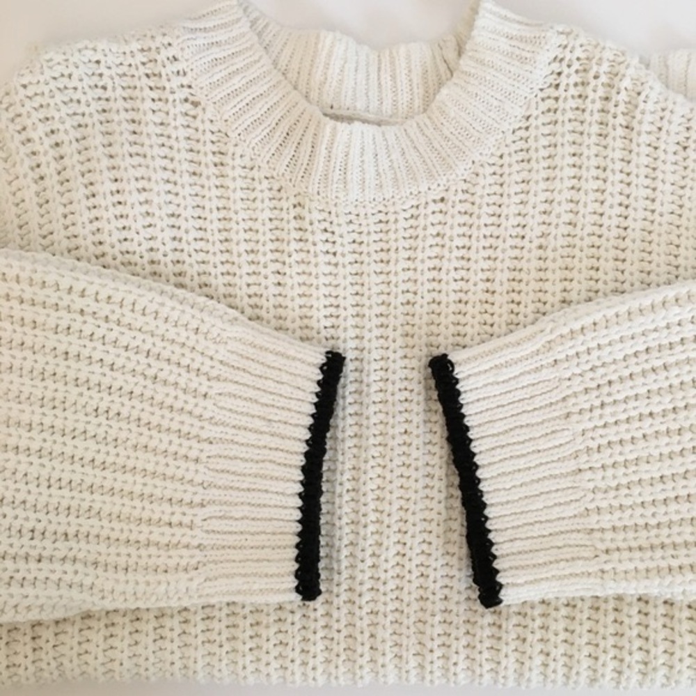 🍀30% off 100% cotton Ann Taylor Loft White Crew Neck Sweater with Black contrast